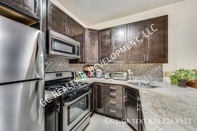 Building Photo - 1423 W Oakdale-Unit G