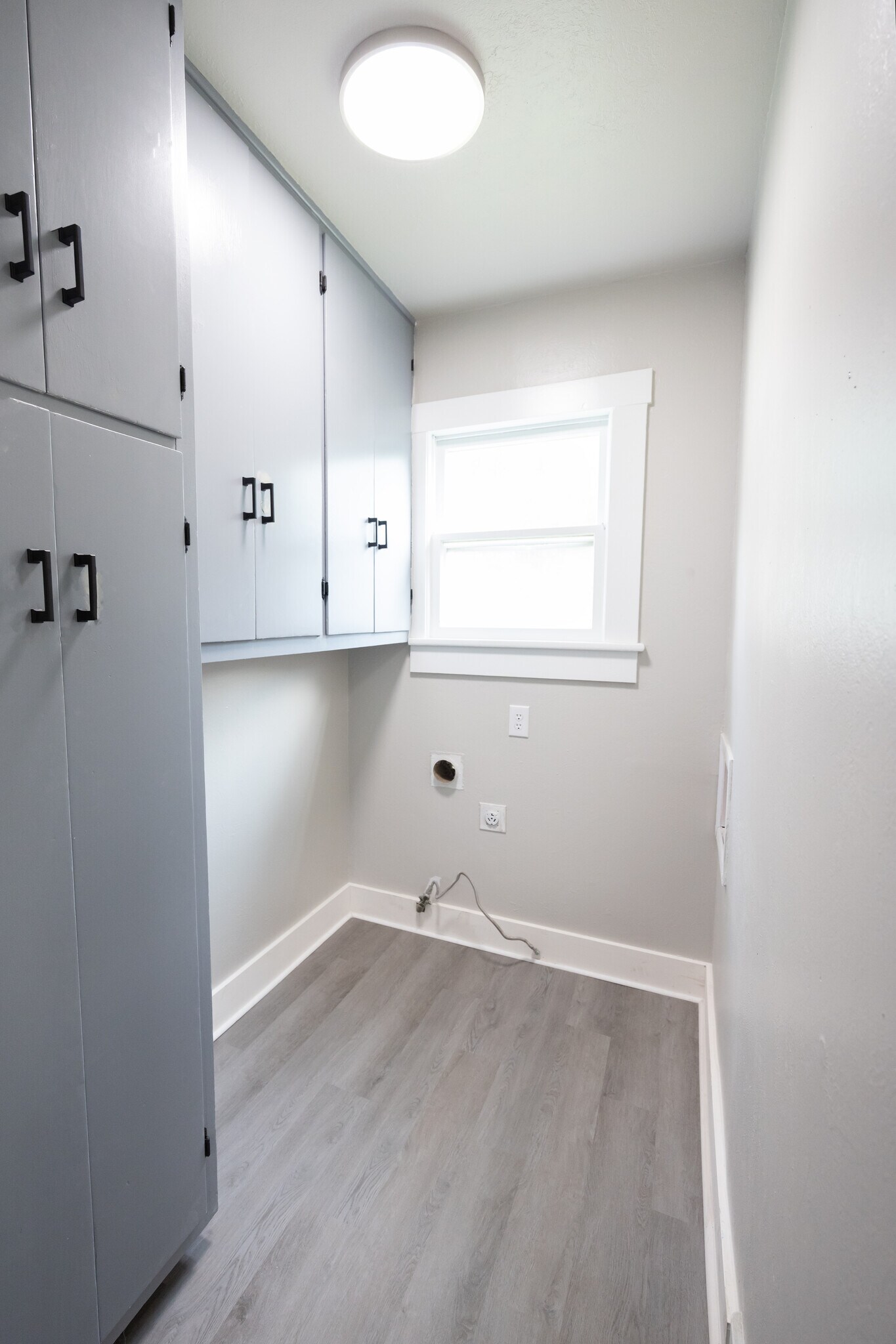 Building Photo - 413 E Hazel Ave