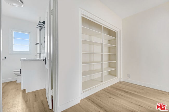 Building Photo - 158 S Elm Dr