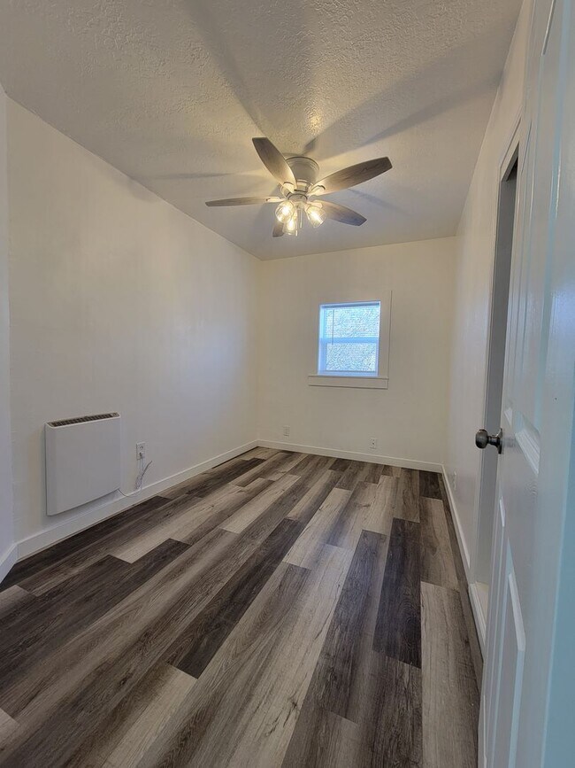 Building Photo - Newly Updated Modern 3 Bedroom, 1 Bathroom Apartment for Rent in Shelley with Garage! By Real Pro...