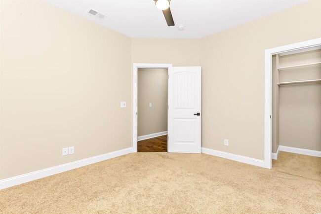 Building Photo - 1592 Buckingham Ave