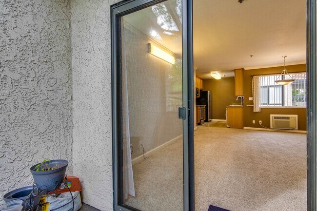 Building Photo - 1 Bed 1 Bath With Lots of Amenities!