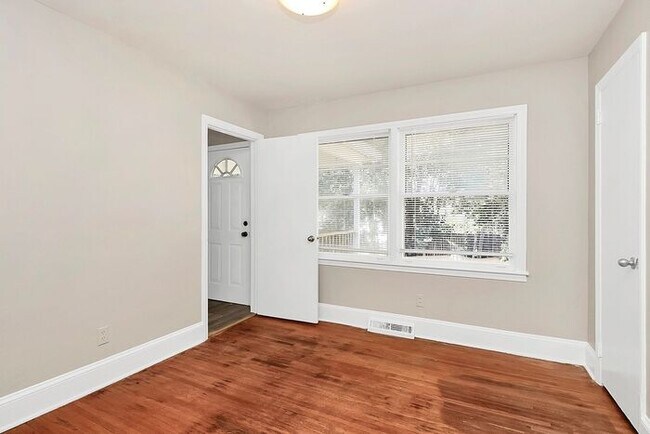 Building Photo - Charming 3BD/1BA Ranch Home