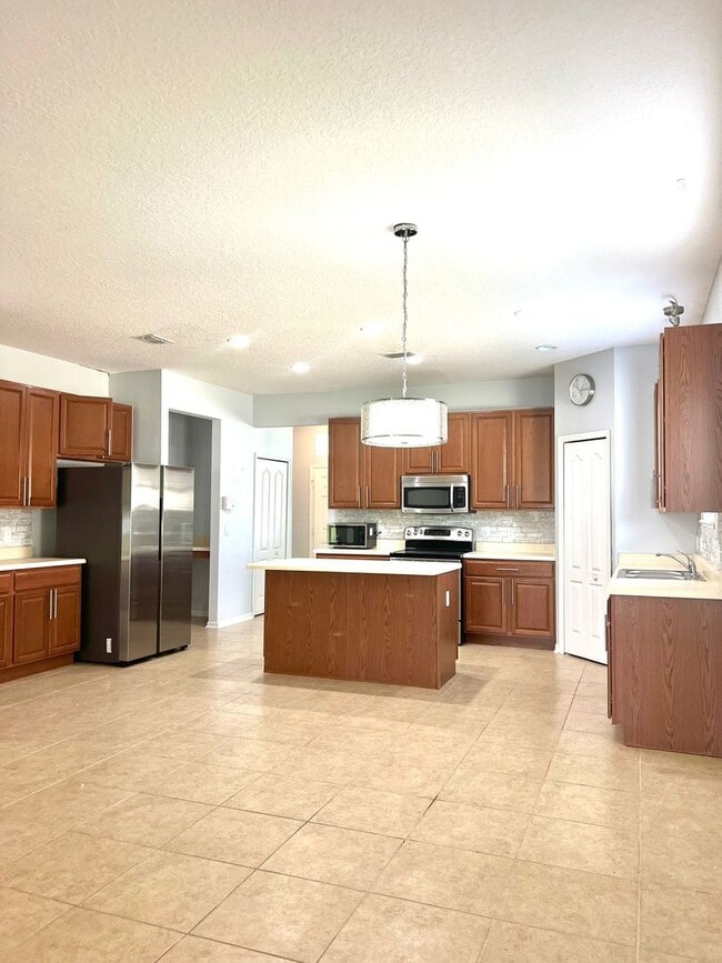 Building Photo - 5588 Sycamore Canyon Dr