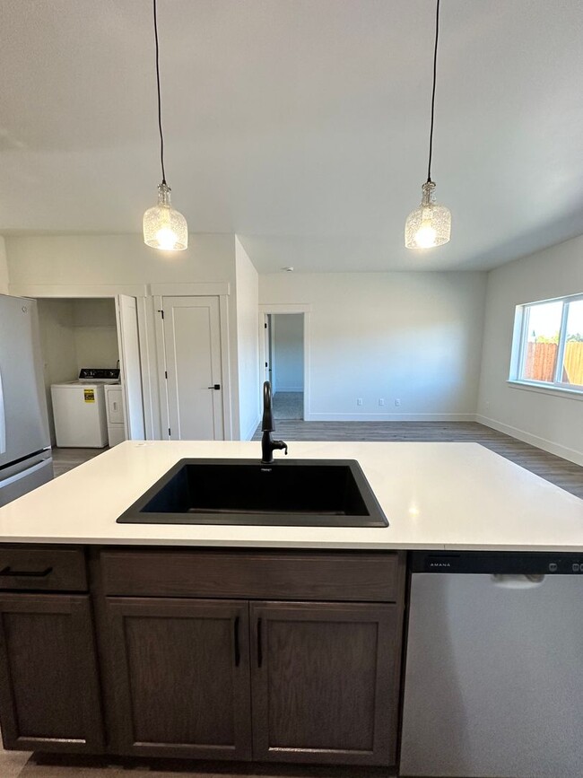 Building Photo - Gorgeous brand new build PET FRIENDLY house