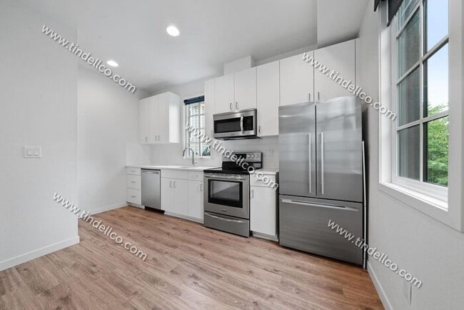 Building Photo - Modern Three-Story Townhouse in Hosford-Ab...