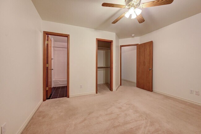 Building Photo - Amazing 4BD/3BTH home with a 3 car garage ...