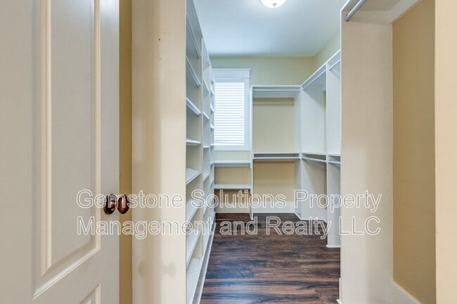 Building Photo - 210 38th Ave N