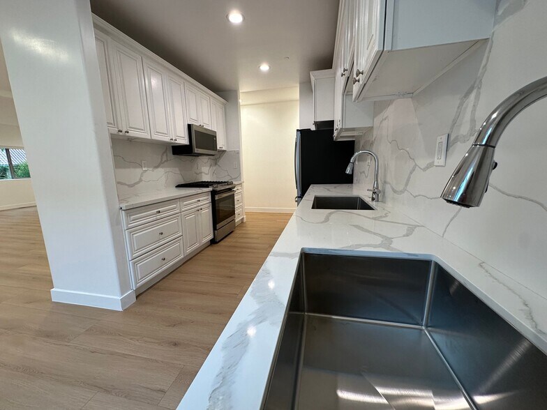 Building Photo - 1109 La Peer Dr