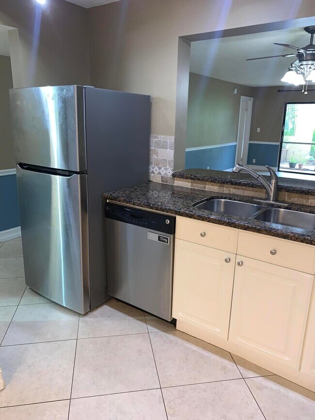 Building Photo - 2015 Coral Ridge Dr
