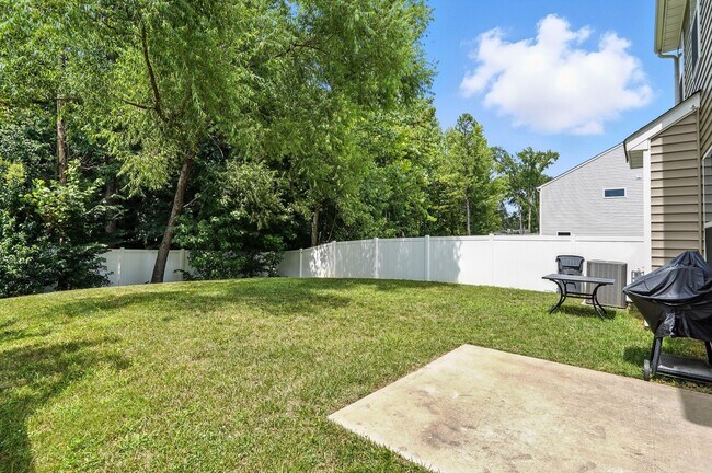Building Photo - Beautifully Maintained 3-Bedroom Home with...