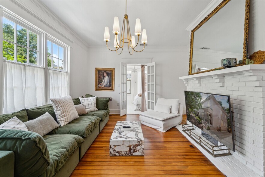 Building Photo - 211 W 40th St