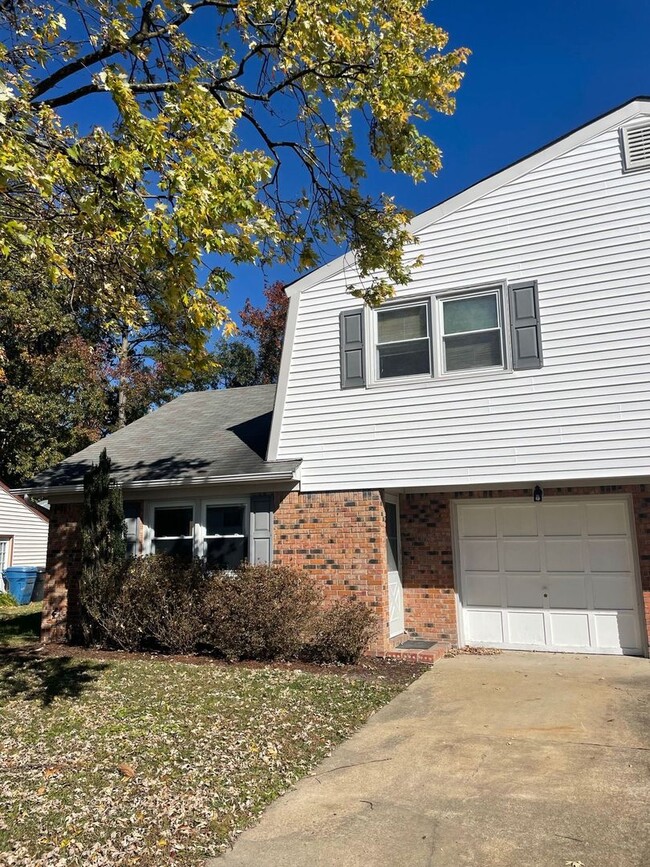 Building Photo - Charming 2-Bedroom Duplex in Kempsville, V...