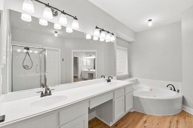 Building Photo - Charming 4-Bed in Clear Lake ISD – Move-In...