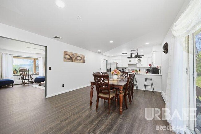 Building Photo - Stunning Mid Century American Ranch