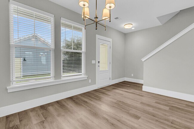 Building Photo - Charming Charleston Home in the Heart of M...