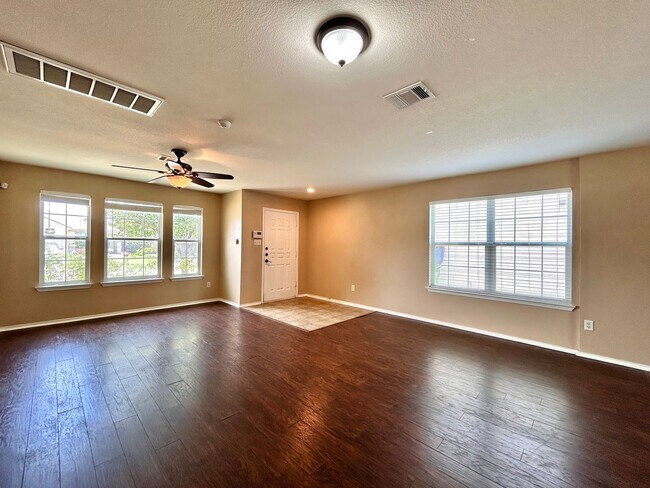 Building Photo - Spacious 4/BR 2.5/BA Home with Large Fence...