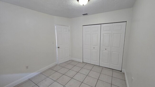 Building Photo - 6134 SW 40th Ct
