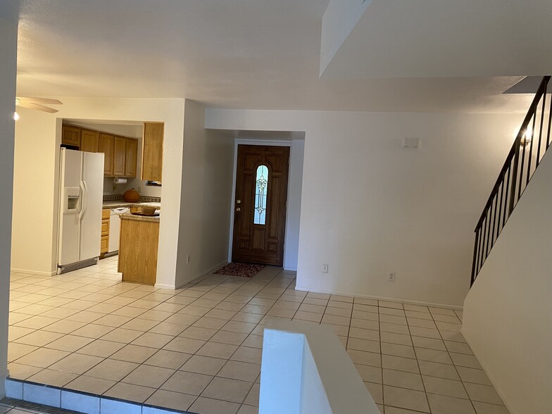 Building Photo - 2312 W Lindner Ave