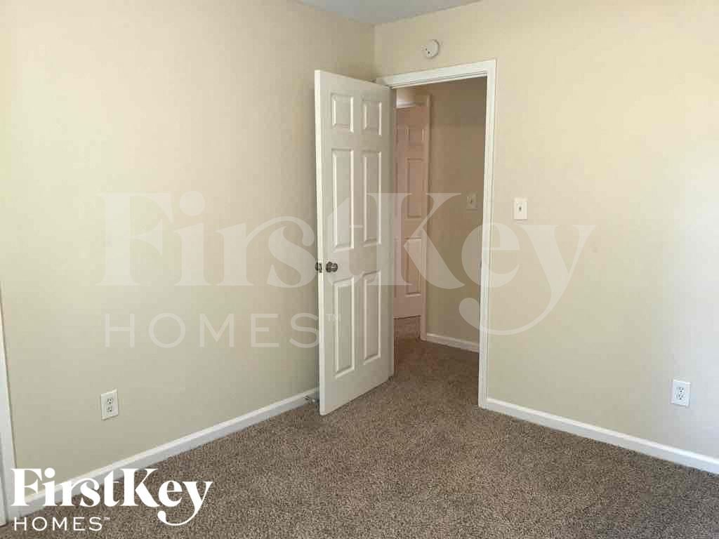 Building Photo - 5334 Memorial Ln SW