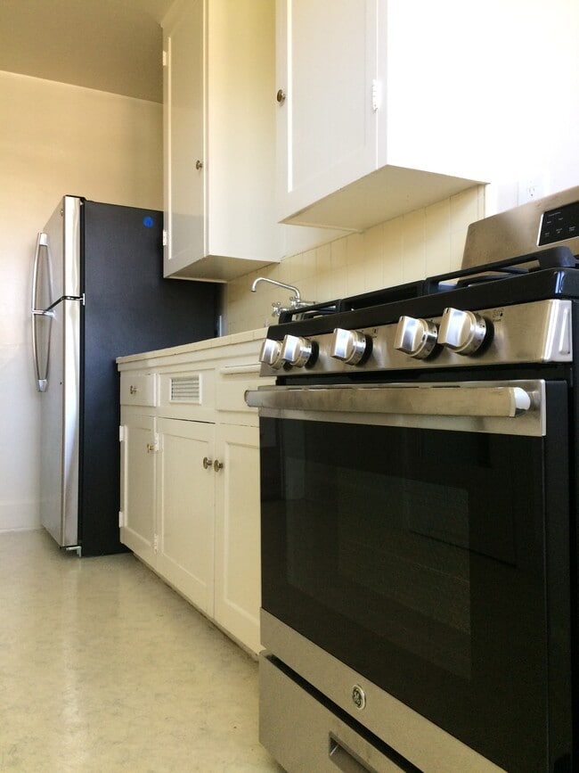 Building Photo - 105 S El Molino Ave