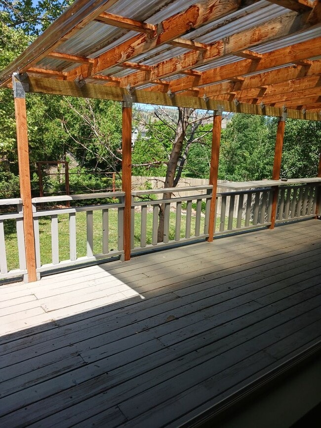 Building Photo - 708 Highland Dr