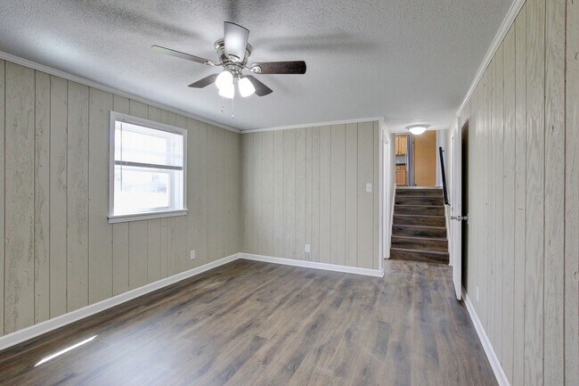 Building Photo - Four Bedroom with Bonus Room and a detache...