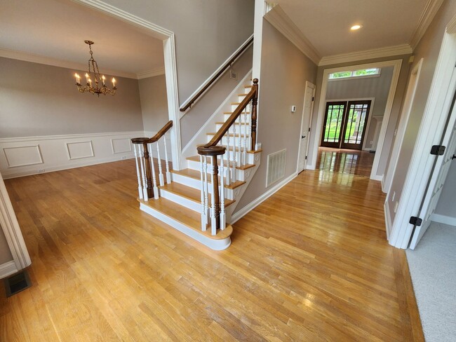 Building Photo - Gorgeous 4/3.5 with amazing back patio!