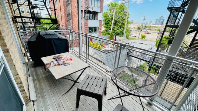 Building Photo - 1368 W Evergreen Ave