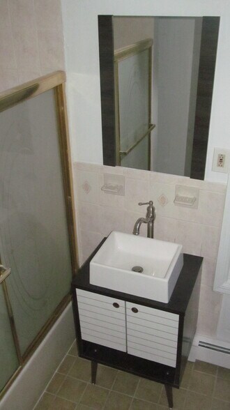 2nd level Bathroom No. 2-pic 2 - 307 N 7th St