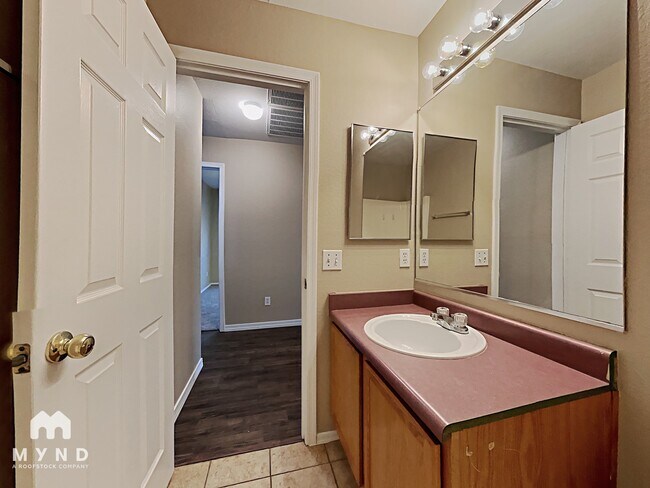 Building Photo - 8128 W Mission Ln