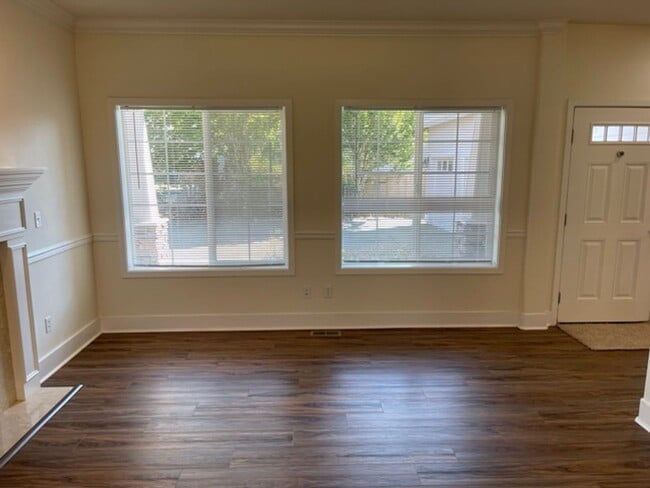 Building Photo - Extremely Spacious 5BD/3BTH Home For Lease...