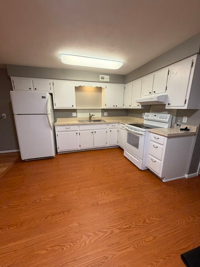 Building Photo - 2221 Klug Dr