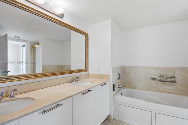 Building Photo - 1800 N Bayshore Dr