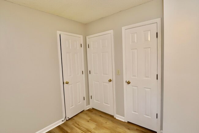Building Photo - 806 Club Ln