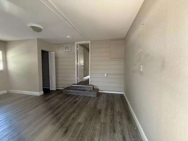 Building Photo - 400 Metcalf Ct