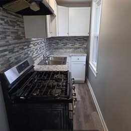 Building Photo - 25 Saxon St