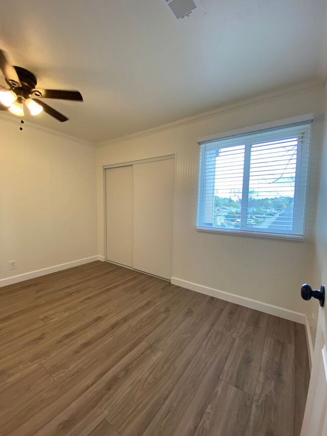 Building Photo - Tastefully Renovated Townhouse Available t...