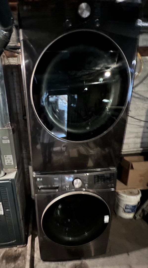 Building Photo - Stunning updated Wrigleyville 4-bed, 3-bath duplex featuring a modern kitchen, renovated baths & ...