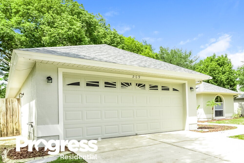 Building Photo - 909 Vassar Dr