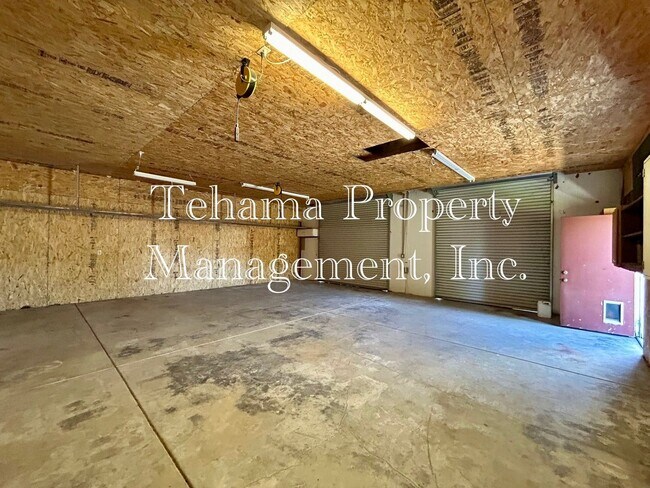 Building Photo - Executive 3 Bederoom 2 Bathroom home with in-ground pool and landscaping service included.