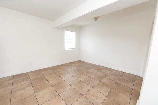 Building Photo - 205 NW 33rd Ave