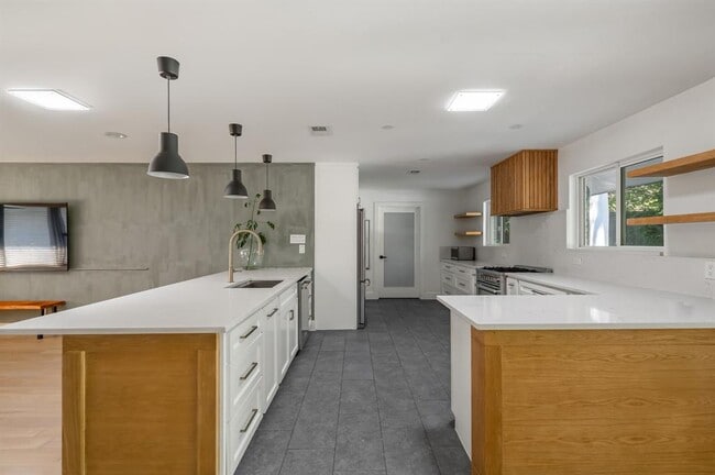 Building Photo - 1604 Elmhurst Dr