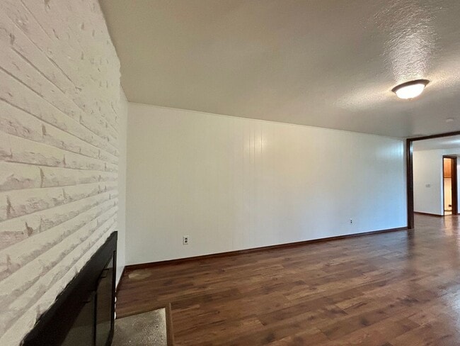 Building Photo - Timeless 5 Bed, 2.5 Bath Home - SW Beaverton