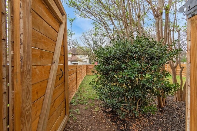 Building Photo - 9700 Sugar Hill Dr