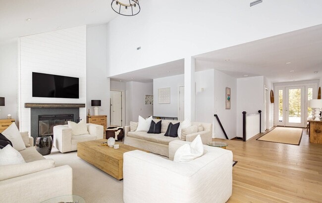 Building Photo - 72 Talmage Farm Ln