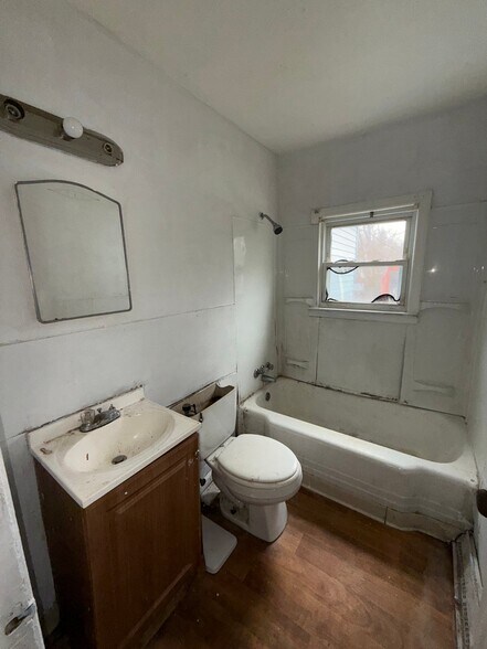 Building Photo - 246 E York Ave