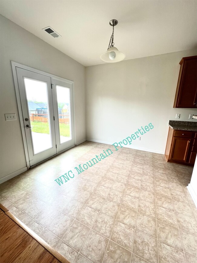 Building Photo - 224 E Hiawassee Rd