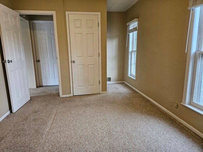 Building Photo - Top Floor Renovated 1 Bed/1 Bath Apartment in Victorian 4-Plex