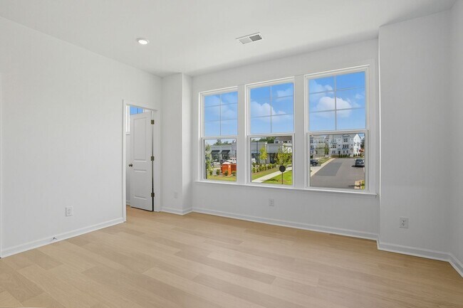 Building Photo - Brand-new three-story townhome in the Univ...